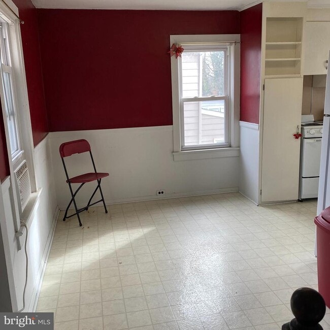 Building Photo - 328 S Broadway