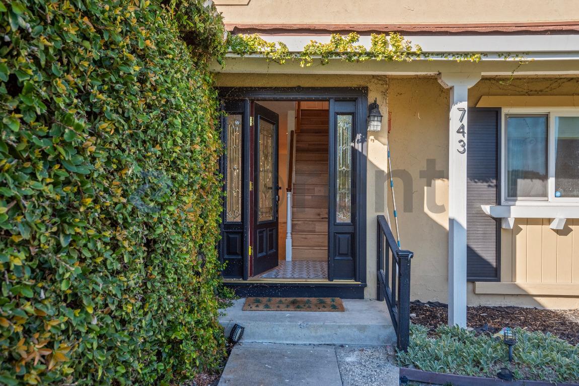 Building Photo - 743 Shawnee Ln