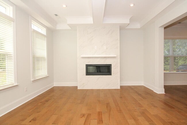 Building Photo - Beautiful John Wieland 3 bedroom 3.5 bath ...
