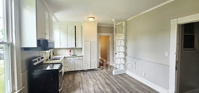 Building Photo - 303 Broad St W