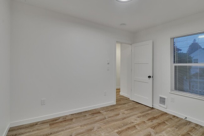 Building Photo - 721 N Stevens St