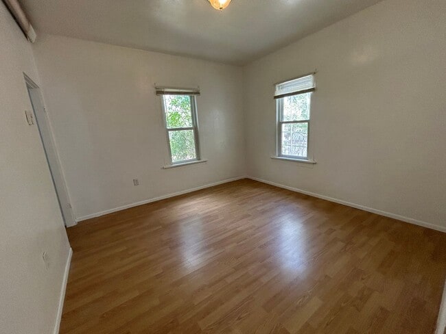 Building Photo - 2 Bed 1 Bath Large House with Fenced Yard and Washer Dryer Hookups