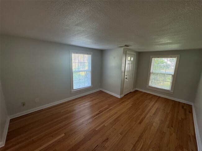 Building Photo - 512 Rice St