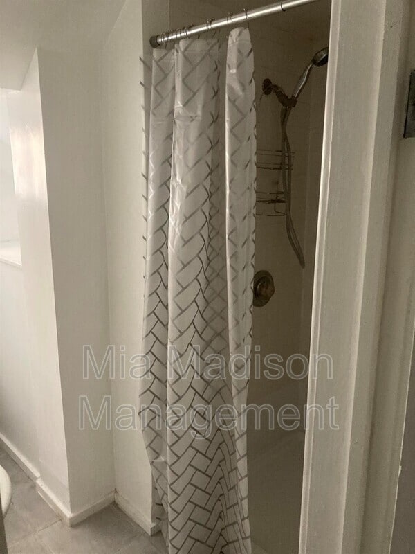 Building Photo - 1203 E Henry St