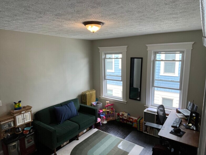 Building Photo - 39 Maplewood Ave