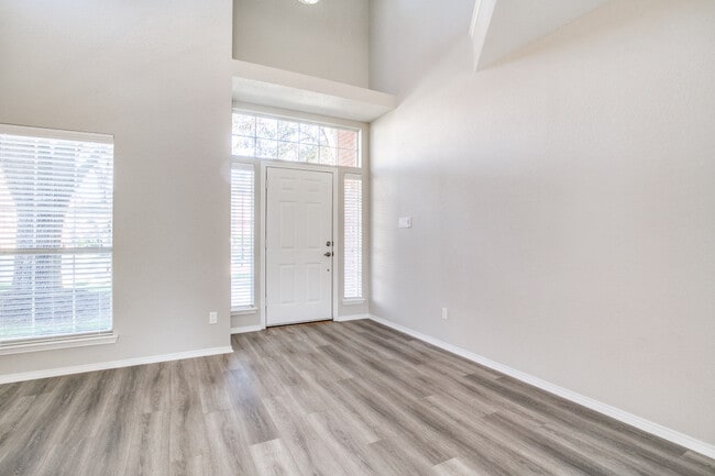 Building Photo - 641 Raintree Cir