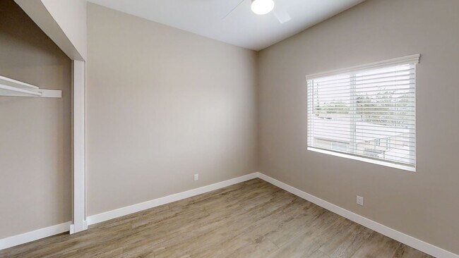 Building Photo - 4BD/2BA, Great Yard!
