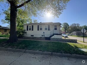 Building Photo - $1400 - 2 Bed 1 Bath House