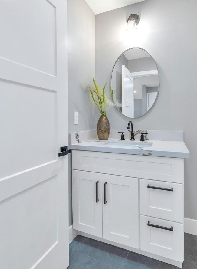 Building Photo - 7509 N Vía Del Elemental