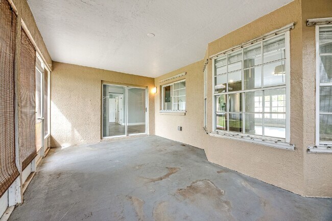 Building Photo - Stunning 3 Bed, 2 Bath Home in Vizcaya Estates