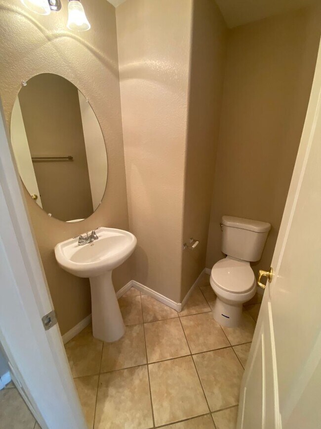 Building Photo - Wonderful 4 bed/2.5 bath home located in Summerlin