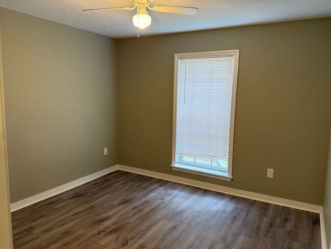 Building Photo - 3 bedroom/2 bath house in 047 Brandon!