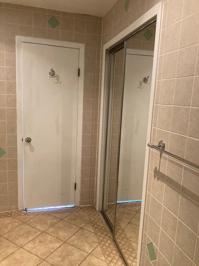 Building Photo - Condo for Rent Richmond Heights