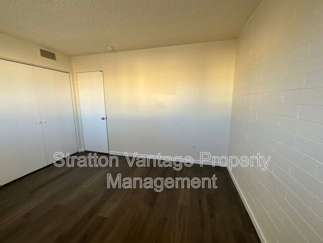 Building Photo - 6936 E 4th St