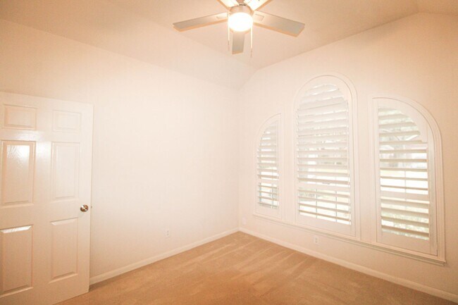 Building Photo - 34 Silverhorn Dr