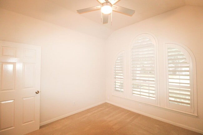 Building Photo - ************Move In Special- 2 WEEKS FREE!!!!************