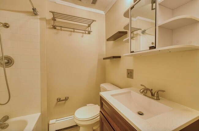 Building Photo - 167 Christopher Columbus Dr