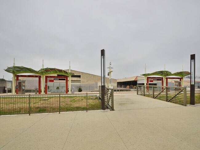 Building Photo - 912 Sugaree Ave