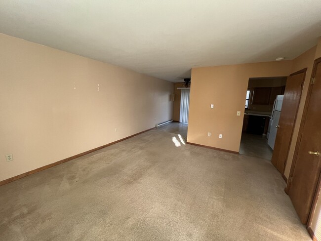 Building Photo - Available Now! 2 bed 1.5 Bath Townhome in ...