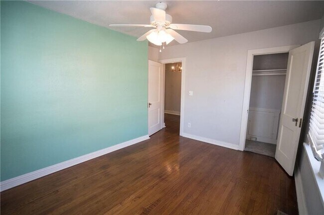 Building Photo - Home in Crestwood + Near Plaza + 3 bedrooms + 2 bathrooms