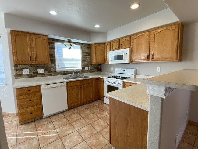 Building Photo - 4 bedroom - Montero