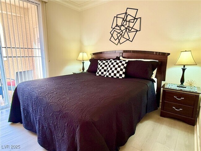 Building Photo - 270 E Flamingo Rd