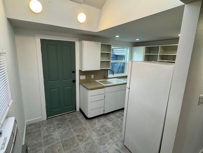 Building Photo - 2 Bedroom House in SE Eugene