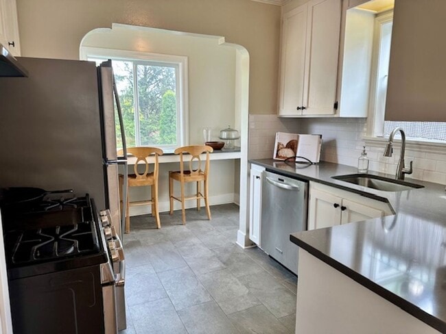 Building Photo - Spacious 4 Bedroom Home Minutes from Green...