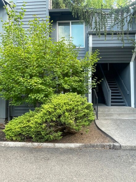 Building Photo - 650 SW Meadow Dr
