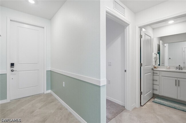 Building Photo - 15375 Grn Acrs Ave