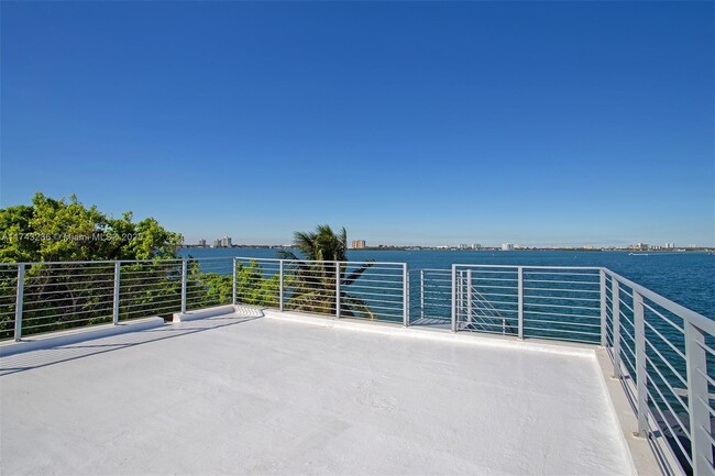 Building Photo - 7988 Biscayne Point Cir