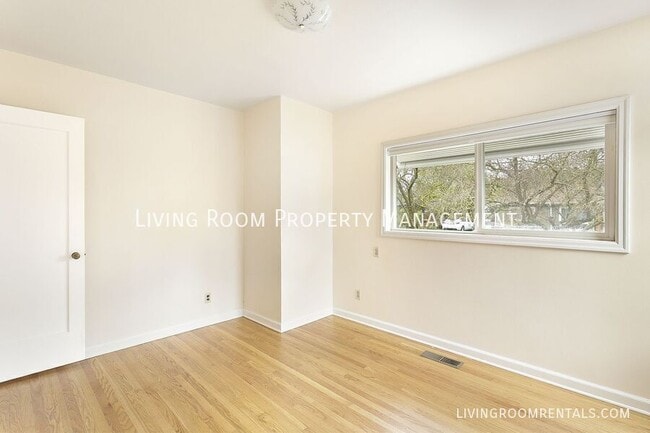 Building Photo - 7034 N Wilbur Ave