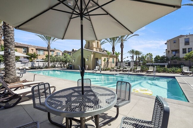 Building Photo - Beautiful TownHome in Pacific Ridge Rancho...