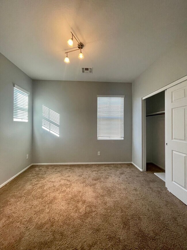 Building Photo - GREAT LOCATION!  Fabulous move-in ready 5 bed /3 bath home in south Tempe