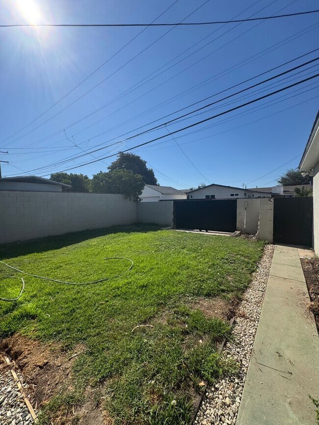 Building Photo - Large 4 bedroom 2 Bathroom for rent