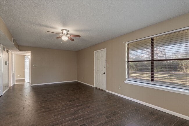 Building Photo - 39 Wire Rd Loop