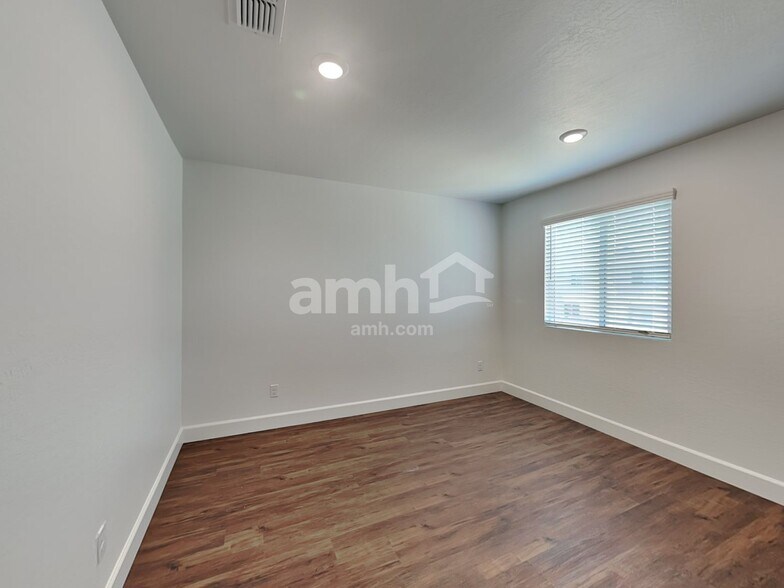 Building Photo - 17142 W Lawrence Ln