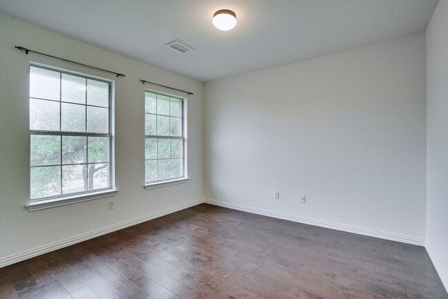 Building Photo - 1414 Laurel Oak Loop