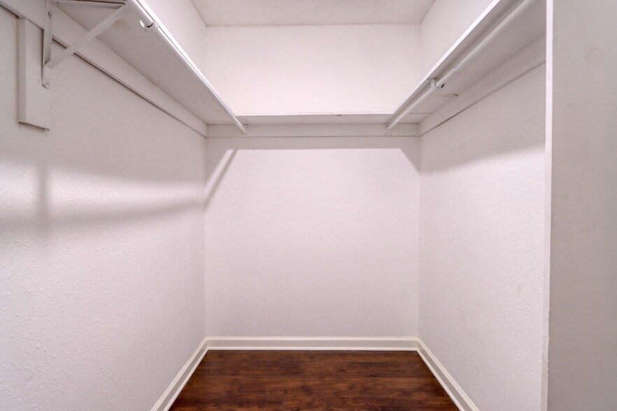 Building Photo - 711 Harbour Town Dr