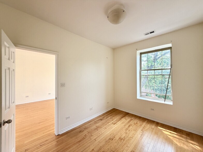 Building Photo - 2537 N Kildare Ave