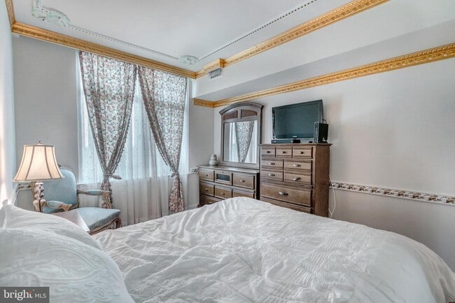 Building Photo - 5750 Bou Ave