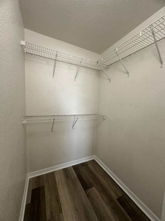 Building Photo - Great Location! 3 Bed, 2 Bath with Screened Lanai & More