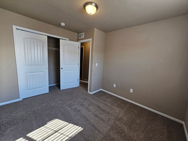 Building Photo - 3 bed-3 bath Townhome with AC!!!
