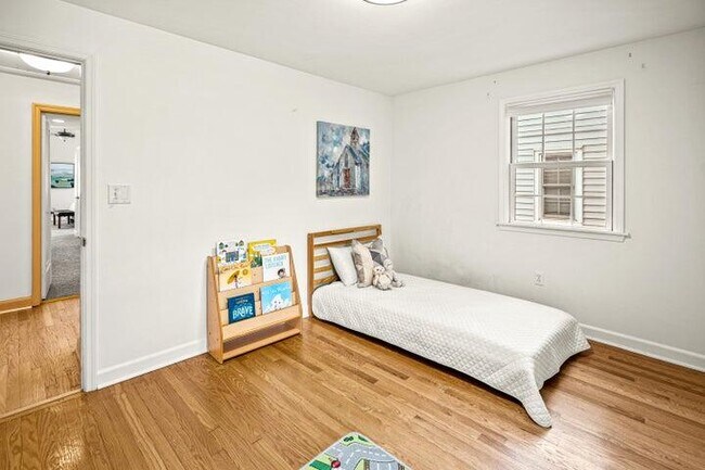 Building Photo - 5030 N Kent Ave