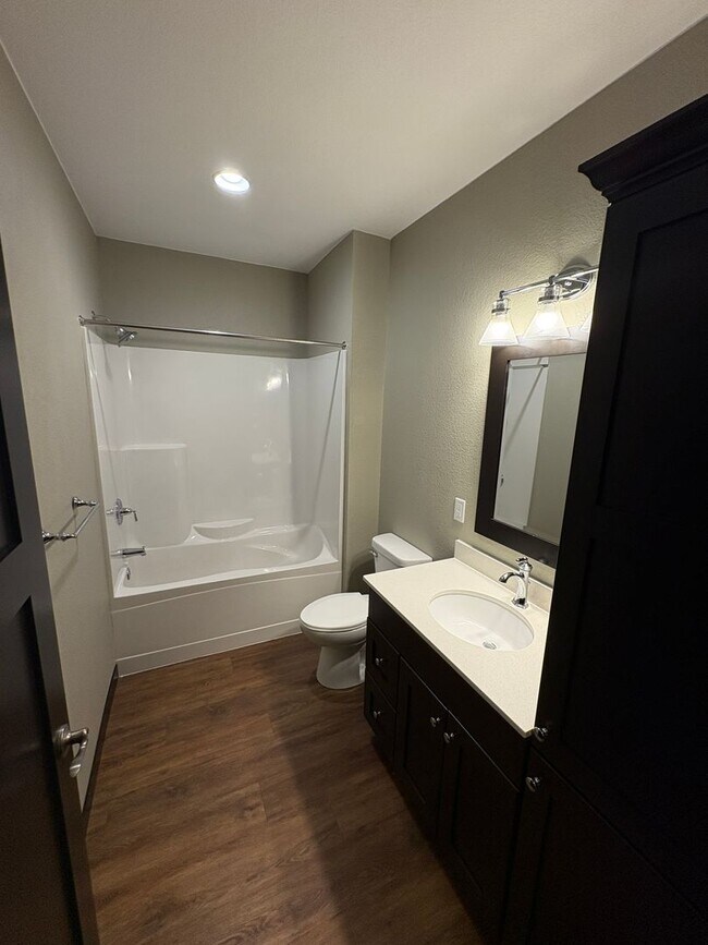 Building Photo - PRICE REDUCED!!! 4 bed / 3 bath Twinhome for Rent!