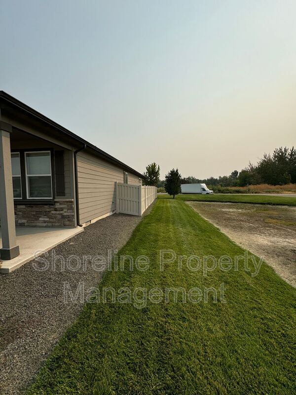 Building Photo - 511 Diamond Lake St