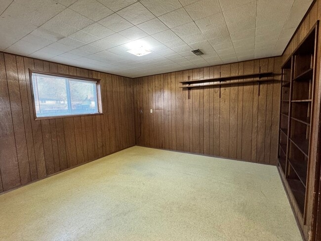 Building Photo - West Valley 4br 2.5 ba DBL attached garage, POOL