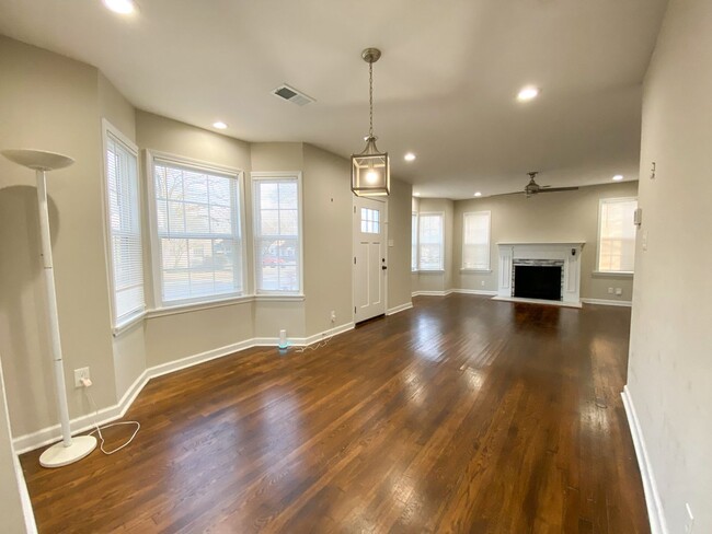 Building Photo - Recently renovated, 2 Bed, 1 Bath with Bon...