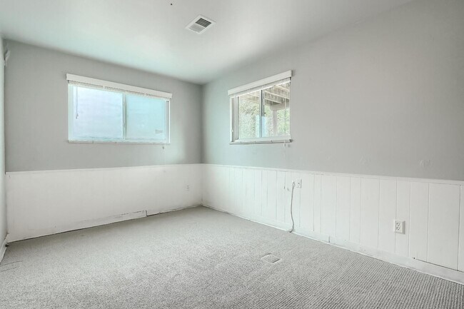 Building Photo - 4 BED 3 BATH HOUSE NEAR CREAK PARK!!!