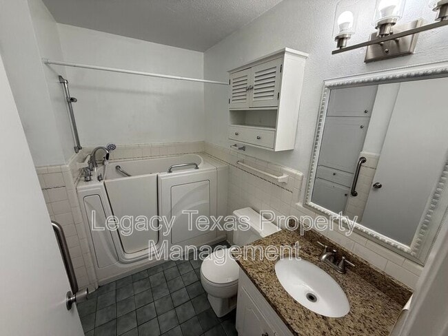 Building Photo - 1205 Tanglewood Dr